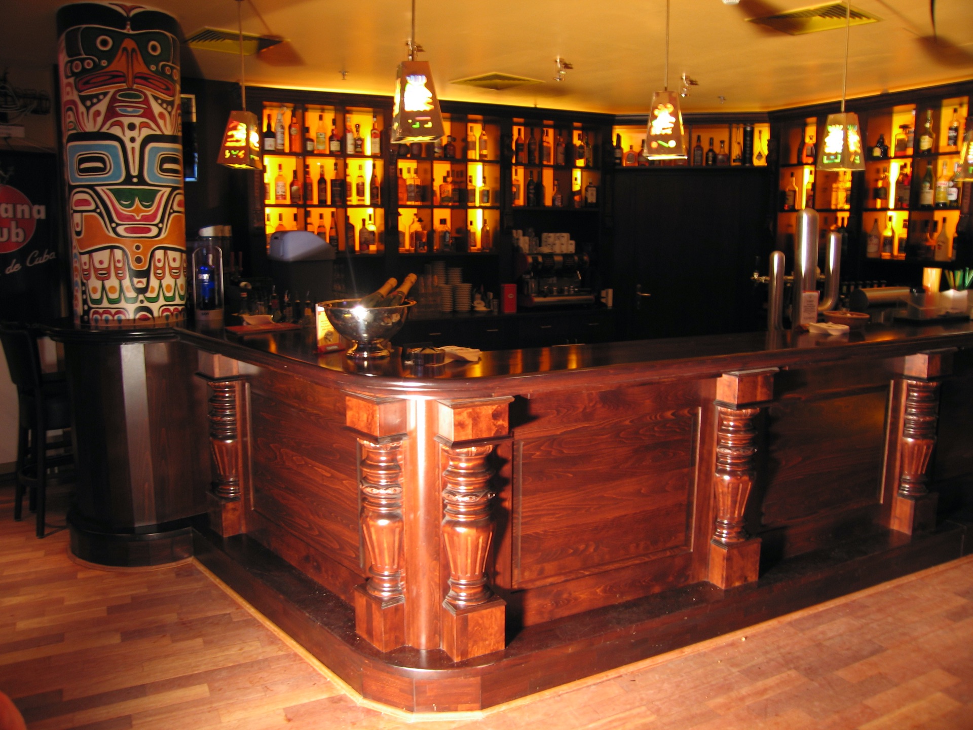 Bild einer Bar mit hölzernem Tresen